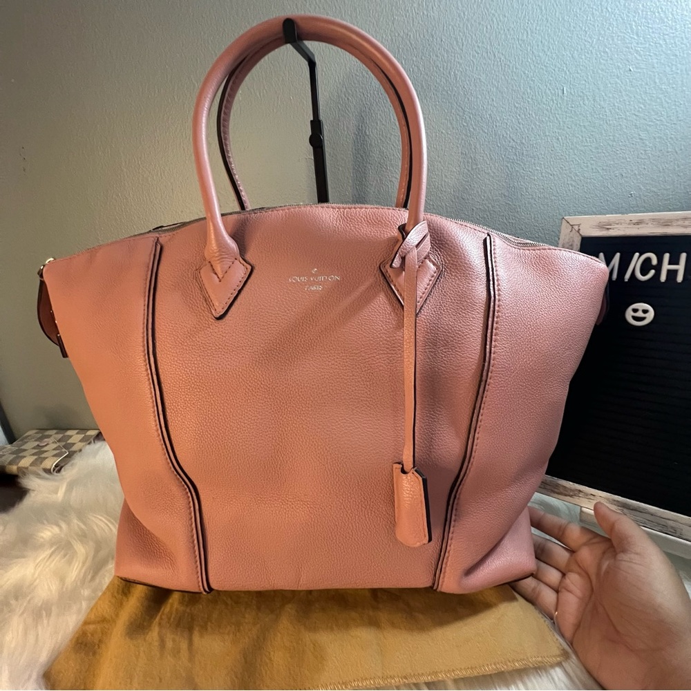 Louis vuitton soft lockit magnolia MM (well used)